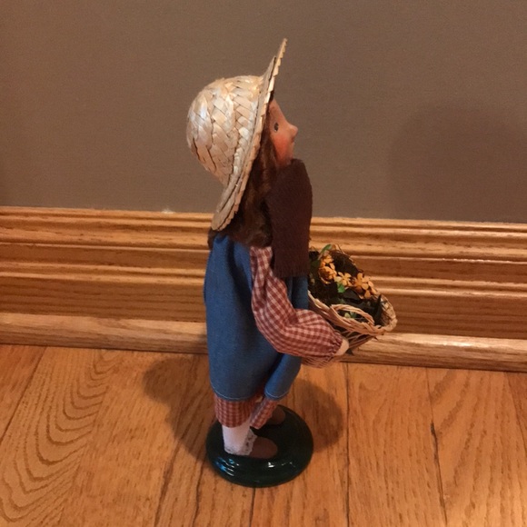 Byers’ Choice Autumn Girl Statue - Picture 4 of 5